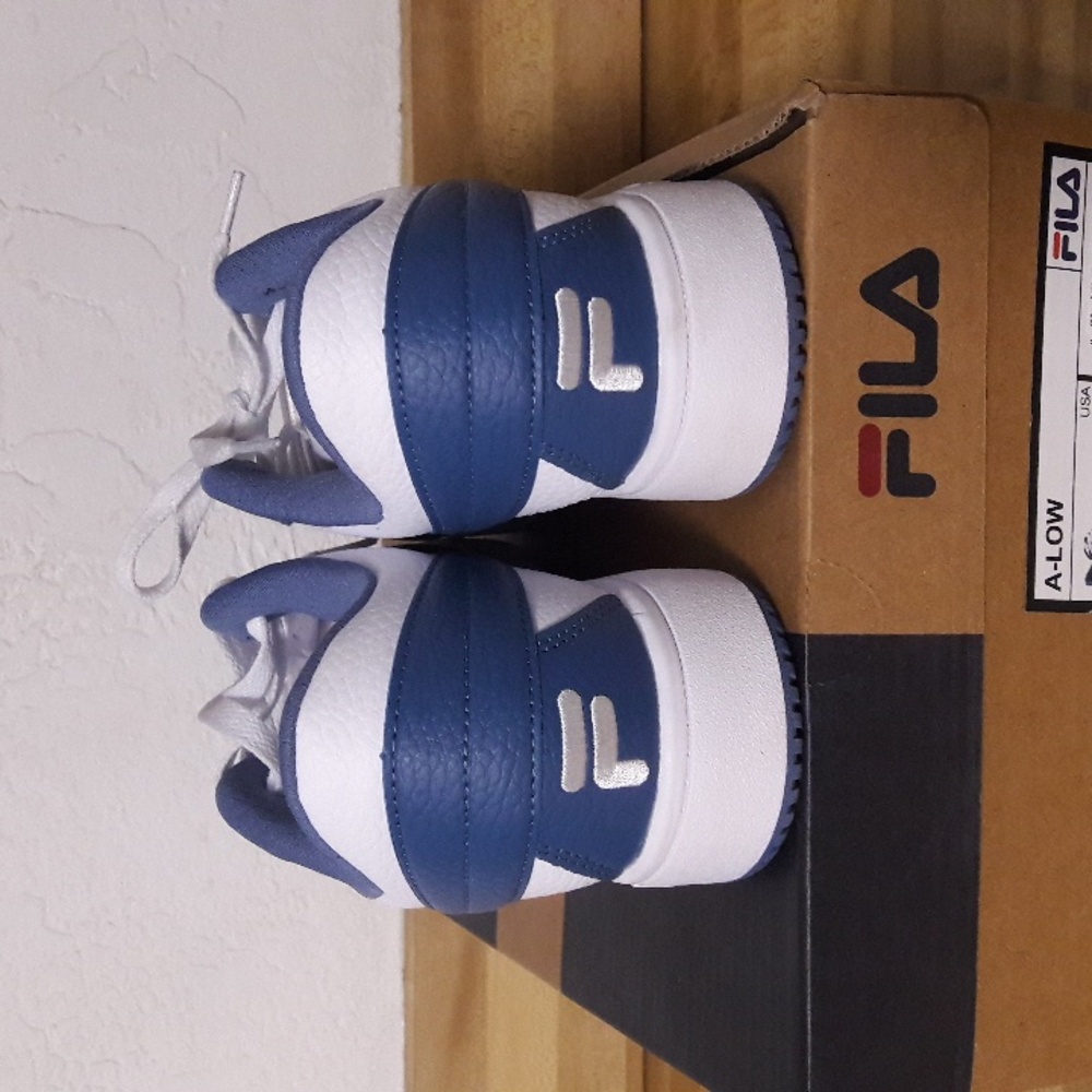 NWT "Fila" A-LOW Woman's Sneakers Size 8 or 9 - Picture 2 of 5